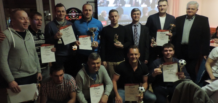 Wójt Krzysztof Glajcar i przewodniczący rady Bogusław Konecki z nagrodzonymi piłkarzami i siatkarzami